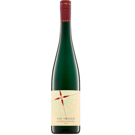 Eine grüne Flasche Van Volxem Schiefer Riesling trocken 2023, ein deutscher Weißwein, zeigt auf ihrem Etikett ein auffälliges Windrosenmuster.