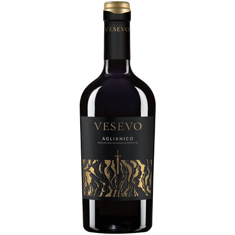 Eine Flasche Vesevo Aglianico Beneventano Campania IGT 2022 Rotwein mit einem schwarz-goldenen Etikett auf weißem Hintergrund, die die Eleganz süditalienischer Rotweine verkörpert, die in den berühmten Weintraditionen Kampaniens aus Vesevo verwurzelt sind.