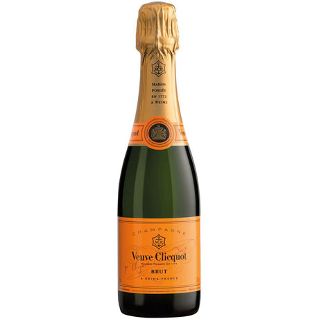Eine 0,375-Liter-Flasche Veuve Clicquot Champagner Brut mit Goldfolienverschluss und dem ikonischen orangefarbenen Etikett, das die raffinierte Handwerkskunst von Veuve Clicquot repräsentiert.