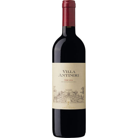 Eine Flasche Antinori's Villa Antinori Rosso di Toscana IGT 2022, ein klassischer toskanischer Rotwein, der hauptsächlich aus Sangiovese-Trauben hergestellt wird, mit einem cremefarbenen Etikett und roter Folie am Hals.