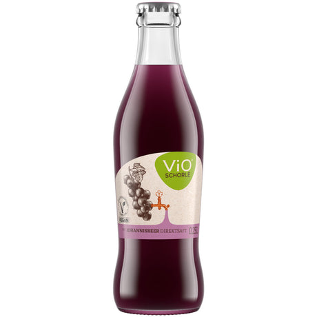 Die ViO Schorle Schwarze Johannisbeere 0,25L Glasflasche hat ein grünes Etikett mit dem Bild einer schwarzen Johannisbeere.