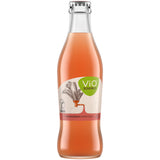 Eine ViO Schorle Rhabarber 0,25L Glasflasche mit rosa Etikett und Rhabarber-Illustrationen, hergestellt mit Mineralwasser Lüneburger Heide. Erhältlich im 24er-Pack (MEHRWEG) bei ViO Schorle.