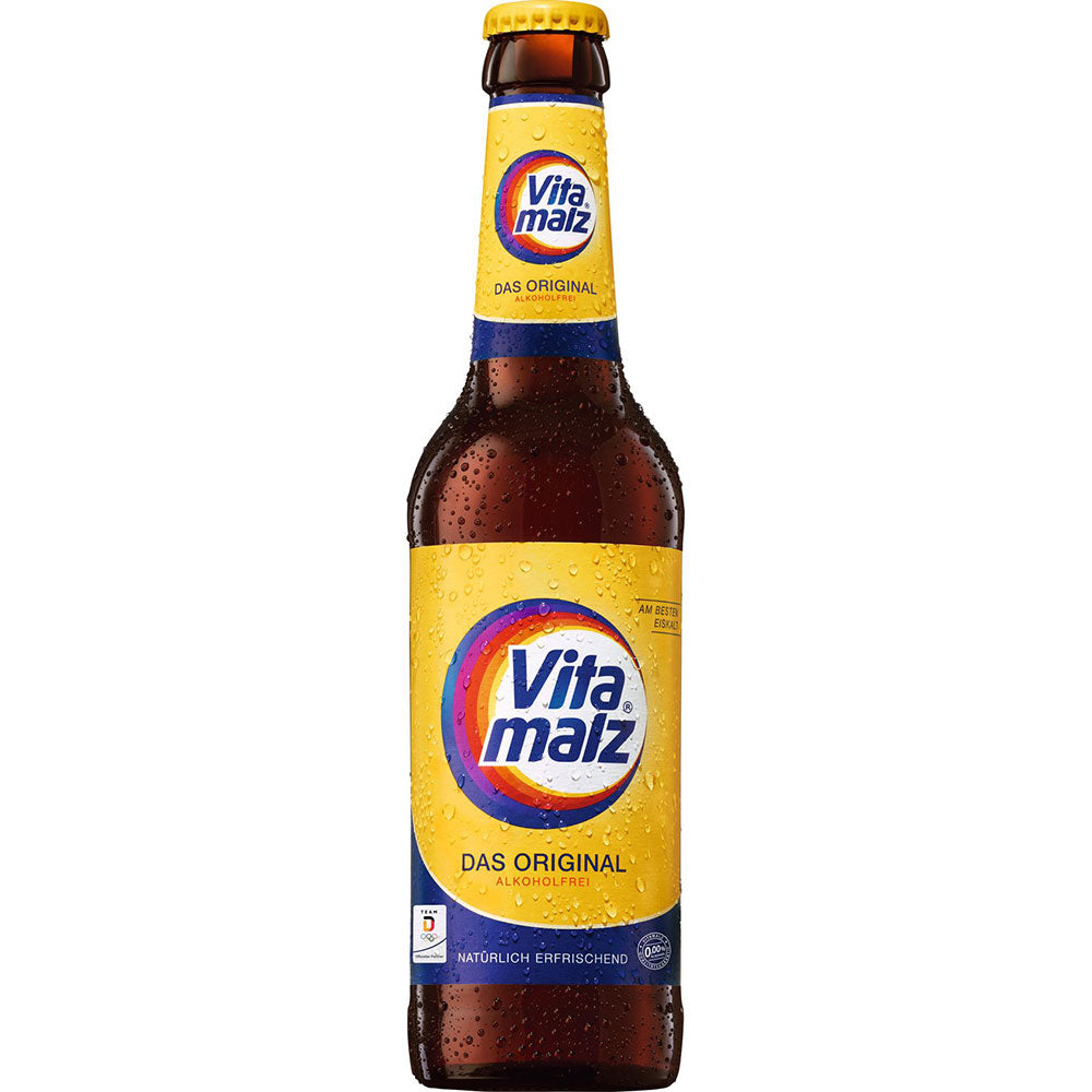 Eine Kiste Vitamalz Das Original 24x 0,33 Liter (MEHRWEG) von Vitamalz, mit dem klassischen alkoholfreien Malzgetränk mit dem kultigen gelb-blauen Etikett auf weißem Hintergrund.