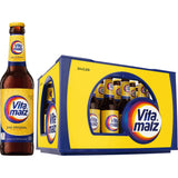 Eine Flasche und ein Kasten Vitamalz Das Original 24x 0,33 Liter (MEHRWEG), der alkoholfreie Malzgetränk von Vitamalz mit markanter gelb-blauer Verpackung und dem Markenlogo.