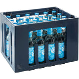 Eine blaue Kiste mit 24 Viva con Agua laut Gourmet 0,33 l Glasflaschen, jede mit blauem Etikett und Verschluss.