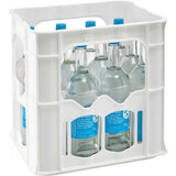 Eine weiße Kunststoffkiste enthält mehrere Flaschen Viva con Agua laut Gourmet 0,75 l (MEHRWEG), jeweils mit blauem Etikett und weißem Verschluss. Marke: Viva con Agua. Das Set enthält 12 Flaschen.