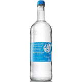 Eine Klarglasflasche Viva con Agua laut Gourmet Mineralwasser (0,75L, MEHRWEG) mit blauem Etikett und blauem Verschluss, aufrecht stehend auf weißem Hintergrund. Marke: Viva con Agua.