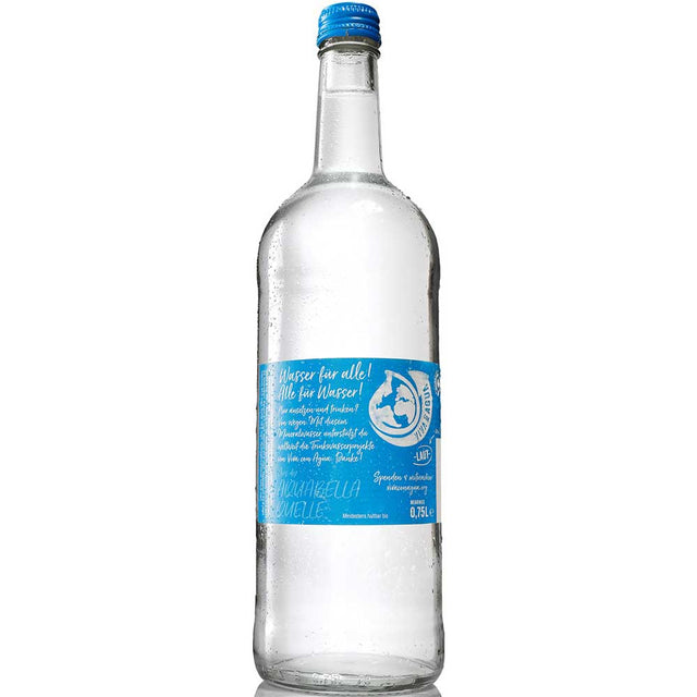 Eine Klarglasflasche Viva con Agua laut Gourmet Mineralwasser (0,75L, MEHRWEG) mit blauem Etikett und blauem Verschluss, aufrecht stehend auf weißem Hintergrund. Marke: Viva con Agua.