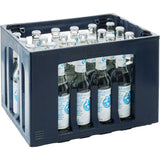 Eine schwarze Kunststoffkiste mit 24 Viva con Agua leise Gourmet-Mehrwegflaschen (0,33 l) aus Glas mit blauen und weißen Etiketten und Verschlüssen.