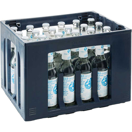 Eine schwarze Kunststoffkiste mit 24 Viva con Agua leise Gourmet-Mehrwegflaschen (0,33 l) aus Glas mit blauen und weißen Etiketten und Verschlüssen.