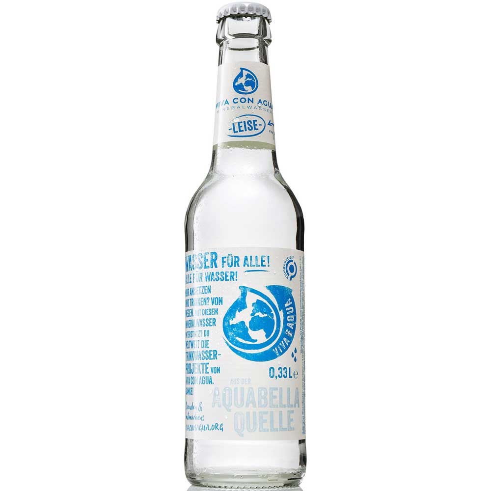 Eine klare Glasflasche Viva con Agua leise Gourmet Mineralwasser mit blauer und weißer Aufschrift.