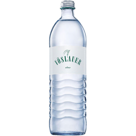 Eine klare Plastikflasche Vöslauer Ohne 0,75L (MEHRWEG) stilles Wasser mit weißem Etikett und grüner Schrift steht aufrecht.