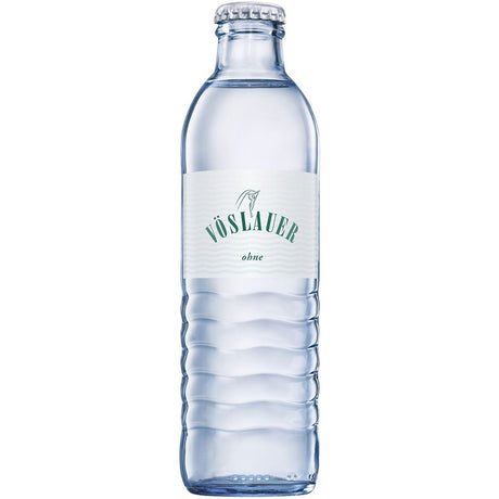 Eine durchsichtige Plastikflasche mit weißem Etikett und geriffelter unterer Hälfte für Vöslauer Ohne 24x 0,25 Liter (MEHRWEG) Mineralwasser.