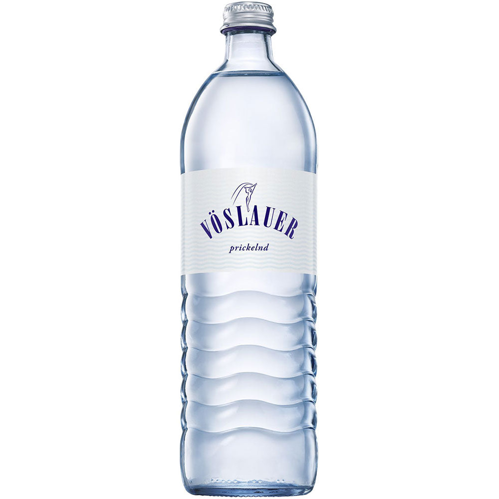 Vöslauer Prickelnd 0,75L MEHRWEG: Klare Kunststoffflasche mit weißem Etikett und blauer Schrift, Marke Vöslauer, erhältlich im 12er-Pack.