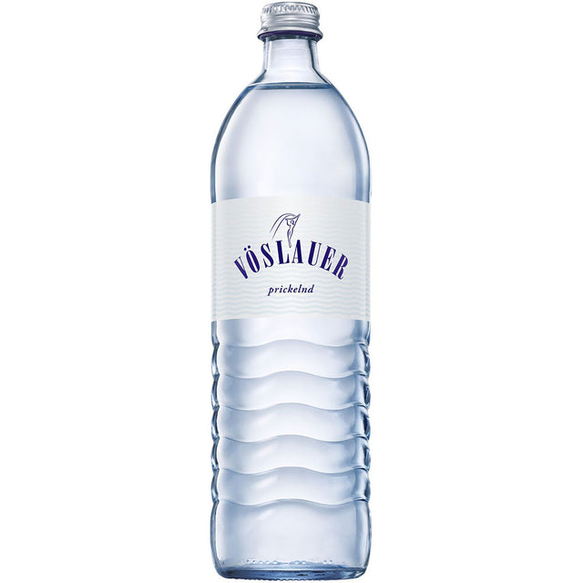 Vöslauer Prickelnd 0,75L MEHRWEG: Klare Kunststoffflasche mit weißem Etikett und blauer Schrift, Marke Vöslauer, erhältlich im 12er-Pack.