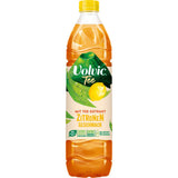 Eine Packung Volvic Eistee Zitrone PET 6x1,5L (Einweg) von Volvic-natürlicher Zitronen-Eistee mit gelbem Deckel und grünem Blattetikett.