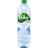 Eine Volvic Naturelle PET 6x1,5 Liter (EINWEG) Flasche, klarer Kunststoff mit grünem Deckel und Etikett, enthält natürliches Mineralwasser.