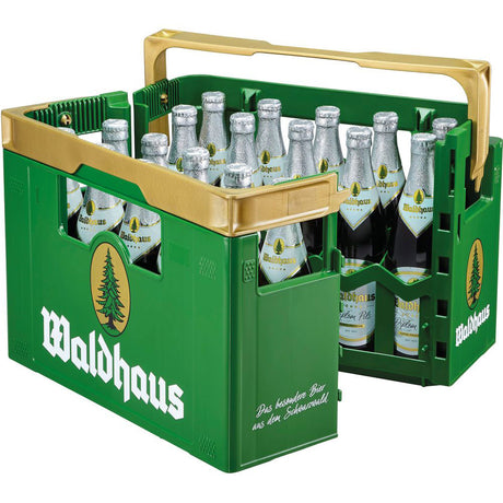 Grüner Kasten mit Waldhaus-Logo, gefüllt mit 20 Glasflaschen (je 0,5 l) Diplom Pils-MEHRWEG von Waldhaus-Silberkappen und Goldfolienhälsen, ideal für den Genuss von echtem Schwarzwälder Bier.