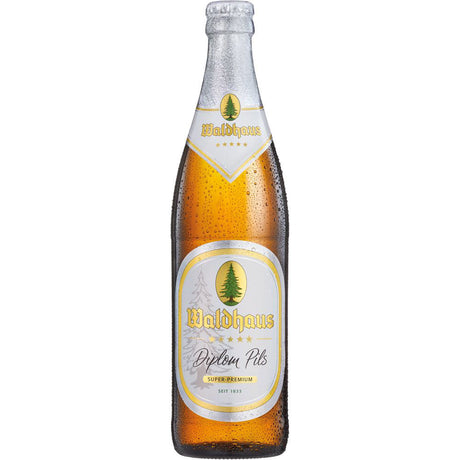 Eine gekühlte Waldhaus Diplom Pils 20x 0,5 Liter (MEHRWEG) Flasche von Waldhaus, bedeckt mit Kondenswasser, fängt den erfrischenden Geist von Schwarzwald Bier ein.
