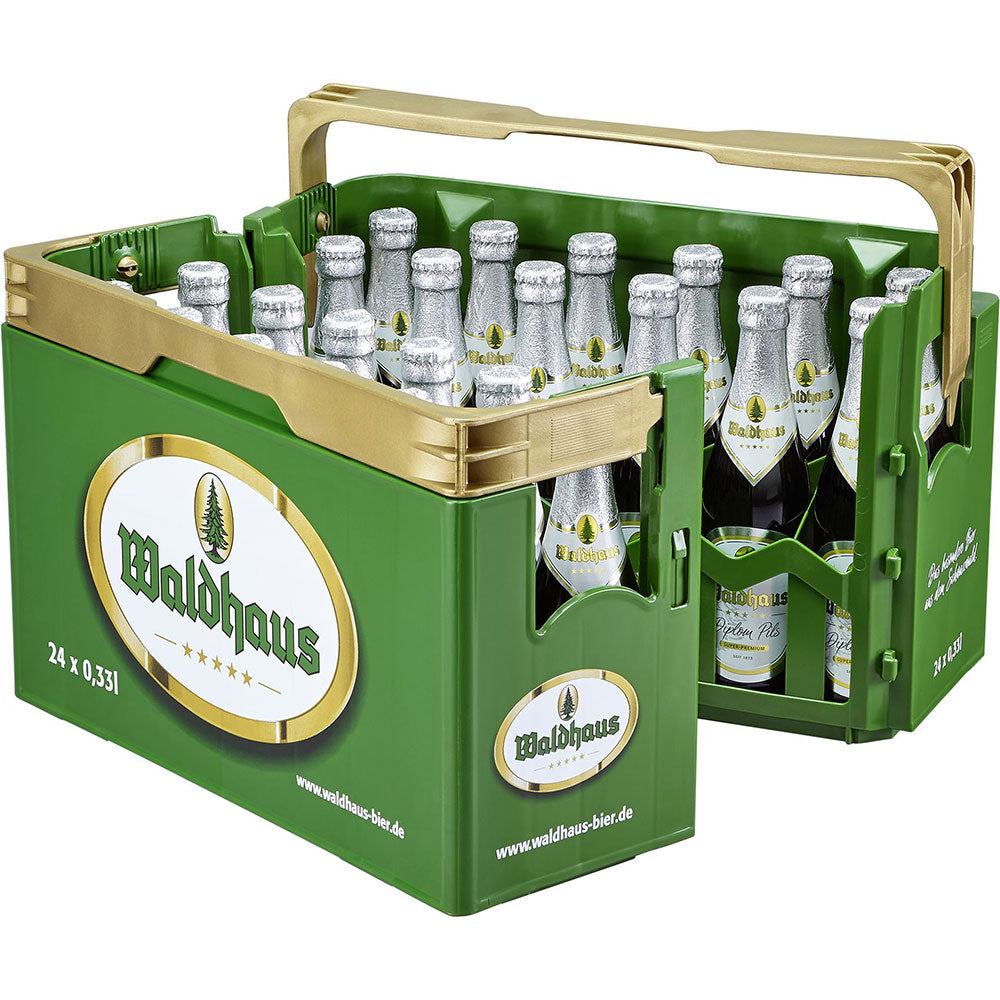 Eine Waldhaus Diplom Pils 24x0,33L (MEHRWEG) Bierkiste, jede Flasche verschlossen und in Silberfolie eingewickelt, enthält das preisgekrönte klassische Pilsener von Waldhaus.