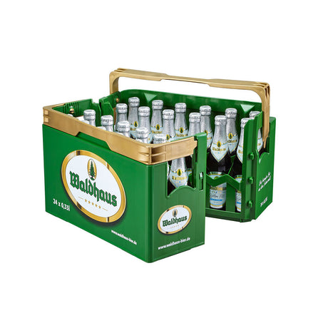 Grüner Kasten mit "Waldhaus"-Logo und goldenen Griffen, in dem 24 x 0,33 l Flaschen Waldhaus Diplom Pils Alkoholfrei (MEHRWEG) der Südschwarzwald Privatbrauerei auf weißem Grund stehen.