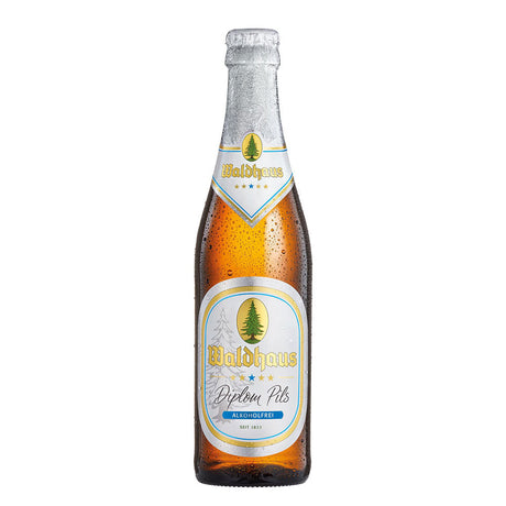 Eine gekühlte Waldhaus Diplom Pils Alkoholfrei 0,33L Flasche aus einem 24er-Pack (MEHRWEG) steht auf weißem Hintergrund und unterstreicht den erfrischenden alkoholfreien Geschmack von Waldhaus.