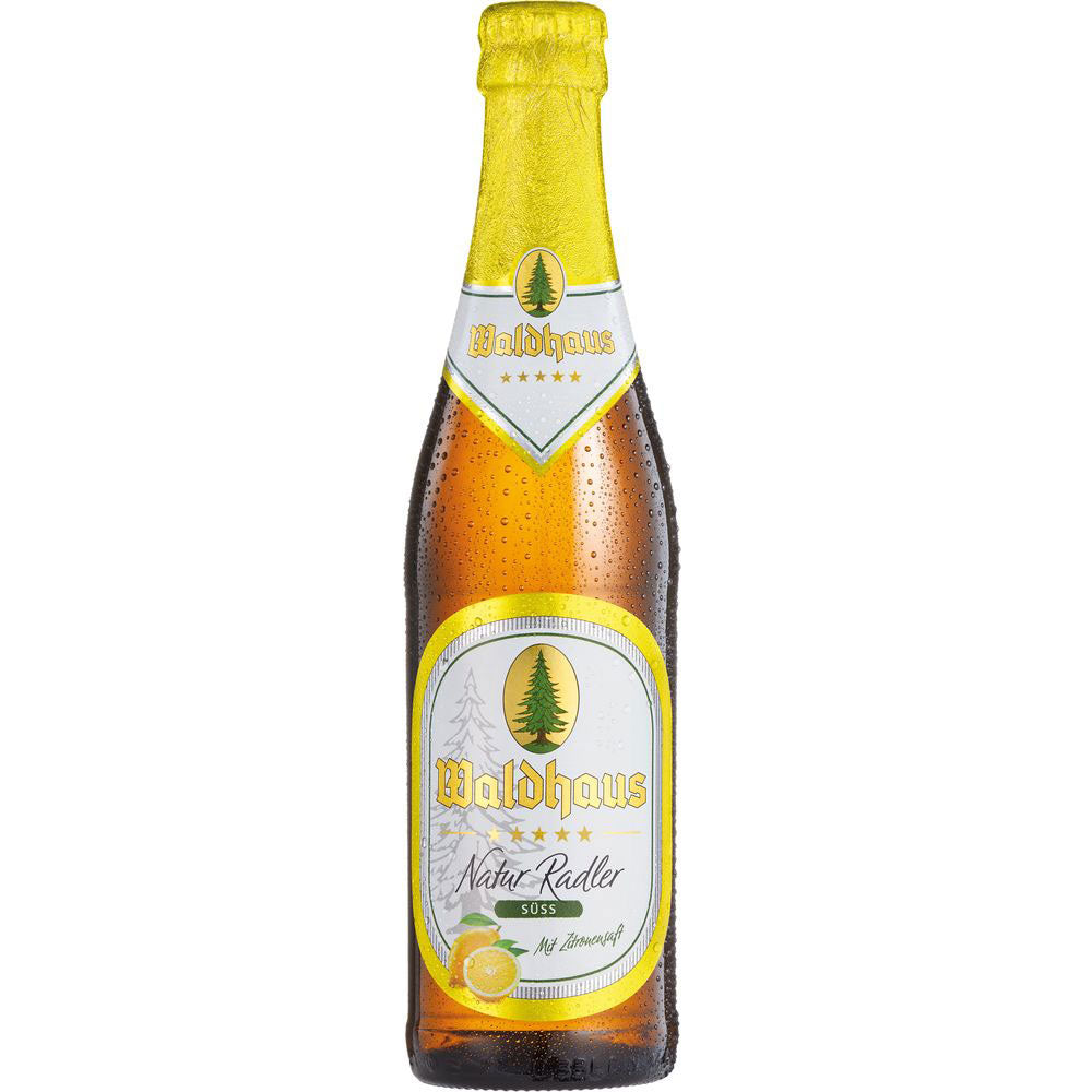 Waldhaus Radler naturtrüb süß 24x0,33L (MEHRWEG): Das Zitronenbier von Waldhaus mit gelbem Etikett und Verschluss ist naturtrüb und bietet erfrischenden Genuss als Schwarzwälder Bierspezialität.