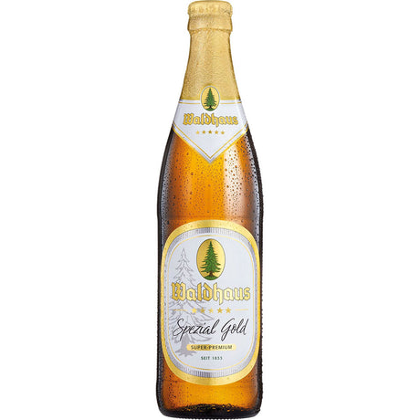 Eine gekühlte Flasche Waldhaus Spezial Gold 0,5L (Mehrweg) mit einem weiß-goldenen Etikett mit Kondenstropfen.