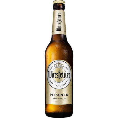Eine Warsteiner Pilsener 0,5-Liter-Flasche mit einem goldenen Etikett auf weißem Grund, die in der Warsteiner Pilsener 11x 0,5 Liter (MEHRWEG) Packung enthalten ist.