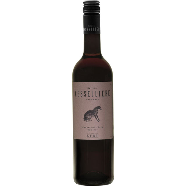 Eine Flasche Wilhelm Kern Kesselliebe Wasn Hasn Samtrot trocken 2021 mit einer charmanten Hunde-Illustration auf dem Etikett, die den Charakter der Stuttgarter Kessellagen zum Ausdruck bringt.