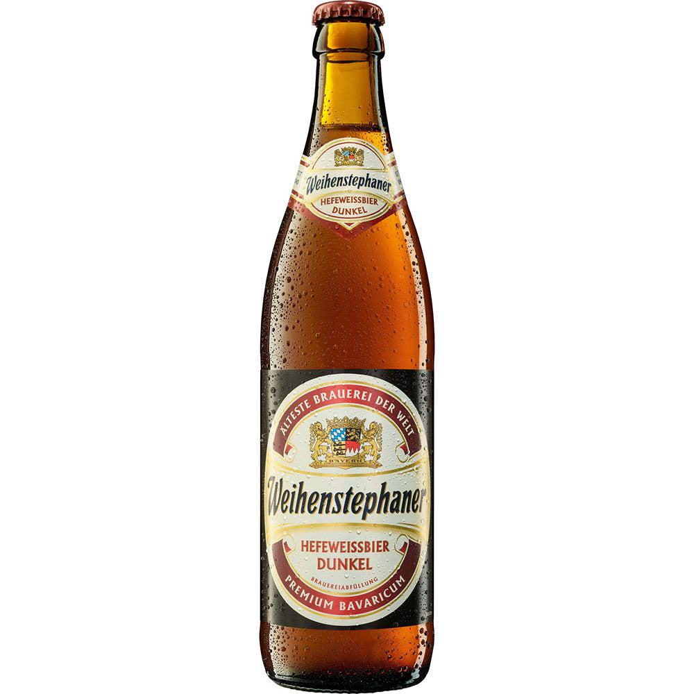 Eine 0,5L Mehrweg-Braunglasflasche von Weihenstephan Hefe Dunkel, dem klassischen dunklen Hefeweißbier, hebt sich vor weißem Hintergrund ab - ideal für Weißbier 2024-Fans. Erhältlich im 20er-Pack von Weihenstephan.