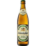 Eine gekühlte Flasche Weihenstephaner Kristallweißbier 0,5L aus dem Weihenstephaner 20er-Pack (Mehrweg), aufrecht mit Kondenswasser auf weißem Hintergrund.