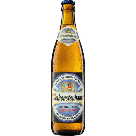 Eine Flasche Weihenstephan Original Helles Alkoholfrei 0,5L (MEHRWEG) aus einem 20er-Pack, gekühlt mit Kondenswasser am Glas.