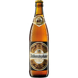 Eine Weihenstephan Vitus Weizenbock 20x 0,5 Liter (MEHRWEG) Bierflasche der Marke Weihenstephan mit einem gold-weißen Etikett auf weißem Grund.