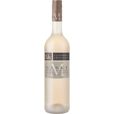 Eine Milchglasflasche Weingärtner Cleebronn-Güglingen Sankt M Pinot Meunier blanc de noir trocken 2024, mit taupefarbenem Etikett und passendem Verschluss.