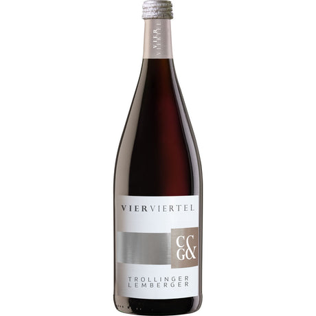 Eine 1L Flasche Weingärtner Cleebronn-Güglingen VierViertel Trollinger mit Lemberger QbA halbtrocken, ein Württemberger Qualitätswein, mit modernem Etikett und Silberkappe. Erhältlich im 12x 1L Mehrweg-Pack.
