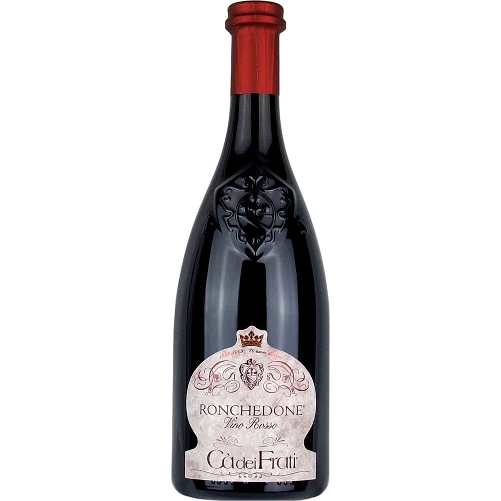 Eine Flasche Cà dei Frati Ronchedone IGT 2022, ein italienischer Rotwein von Cà dei Frati, hat einen roten Folienverschluss und ein verziertes Etikett.