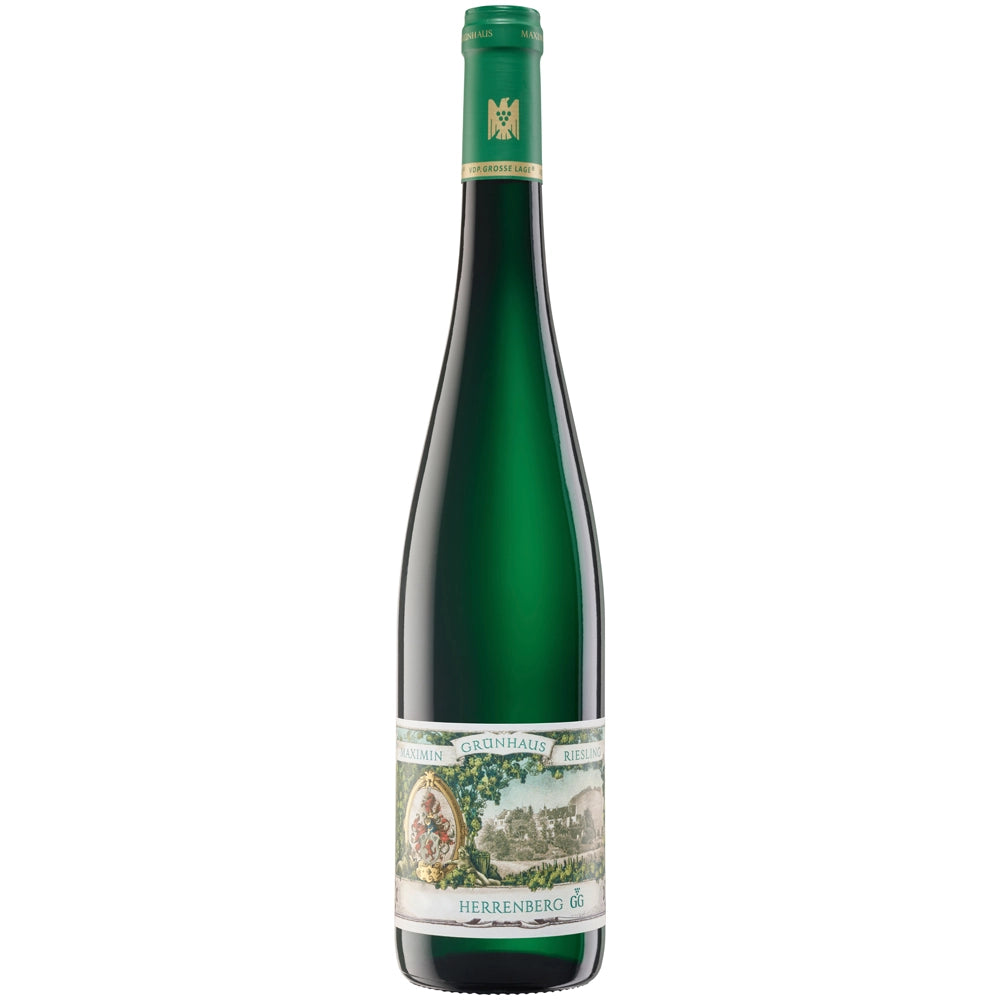 Der „Weingut Maximin Grünhaus Herrenberg Riesling GG trocken 2021“ aus der renommierten Ruwer-Region wird in einer hohen grünen Weinflasche mit einem dekorativen Etikett präsentiert und ist mit einer grün-goldenen Folienkapsel verschlossen. Er trägt ganz offensichtlich die prestigeträchtige VDP.Grosse Lage-Klassifizierung.