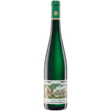 Der „Weingut Maximin Grünhaus Herrenberg Riesling GG trocken 2021“ aus der renommierten Ruwer-Region wird in einer hohen grünen Weinflasche mit einem dekorativen Etikett präsentiert und ist mit einer grün-goldenen Folienkapsel verschlossen. Er trägt ganz offensichtlich die prestigeträchtige VDP.Grosse Lage-Klassifizierung.