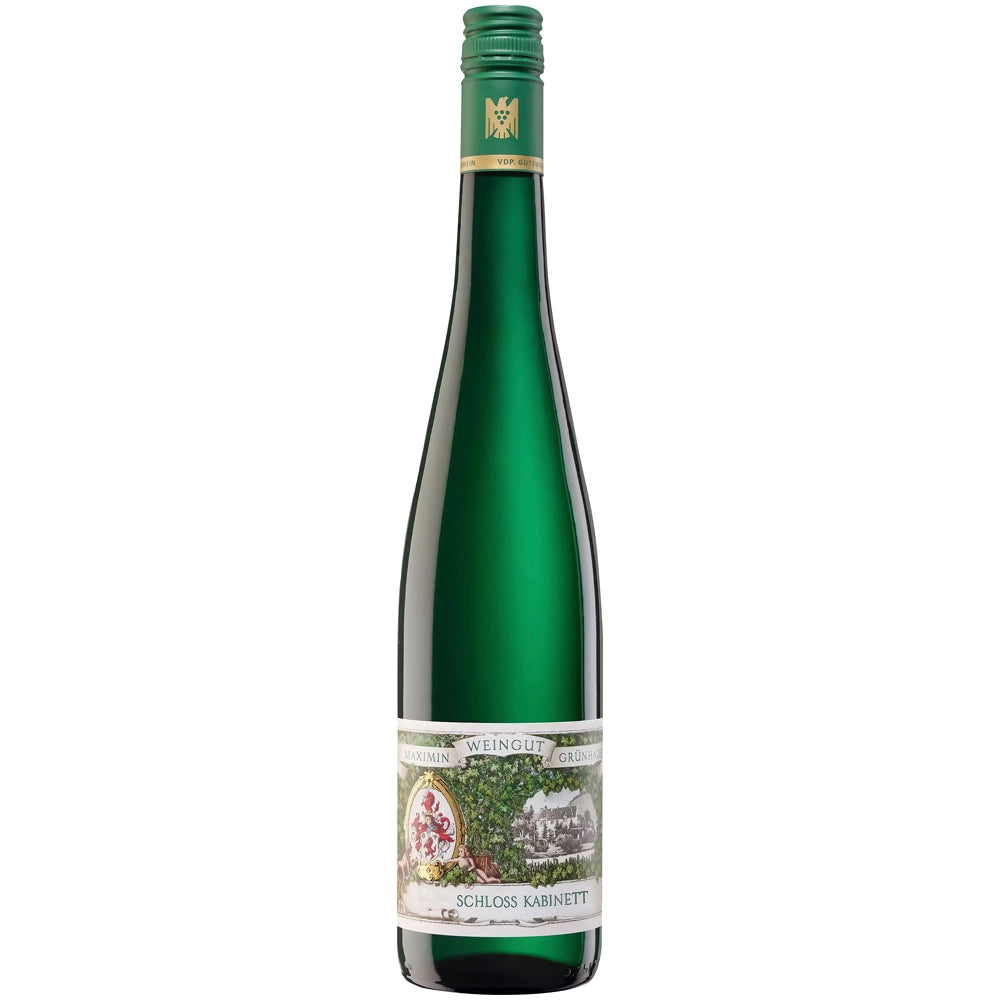 Der „Weingut Maximin Grünhaus Schloss Riesling Kabinett 2024“ vom Weingut Maximin Grünhaus wird in einer grünen Weinflasche mit einem gold-weißen Etikett präsentiert, das mit Abbildungen von Weinbergen und Schlössern verziert ist. Er ist ein klassisches Beispiel für den raffinierten Charakter der Ruwer-Weine und wird dafür geschätzt.