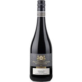 Eine Flasche Weinmanufaktur Stuttgart Merlot trocken 2023 mit seinem schwarz-goldenen Etikett unterstreicht die Eleganz des Württemberger Weins.