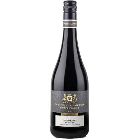 Eine Flasche Weinmanufaktur Stuttgart Merlot trocken 2023 mit seinem schwarz-goldenen Etikett unterstreicht die Eleganz des Württemberger Weins.