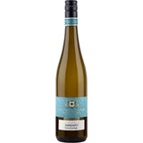 Eine Flasche Weinmanufaktur Stuttgart Riesling * feinherb 2023 mit stilvollem Etikett und Verschluss verkörpert die Finesse von Weißwein aus Deutschland aus der Weinmanufaktur Stuttgart.
