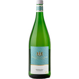 Eine grüne Flasche Weinmanufaktur Stuttgart Riesling QbA feinherb (12x 1L Mehrweg), mit einem blau-weißen Etikett der Weinmanufaktur Stuttgart, das diesen feinherben deutschen Weißwein präsentiert.