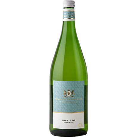 Eine grüne Glasflasche der Weinmanufaktur Stuttgart Riesling QbA trocken, ein deutscher Weißwein, mit einem unverwechselbaren Etikett.