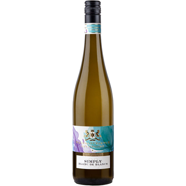 Eine hohe, klare Flasche Weinmanufaktur Stuttgart Simply Blanc de Blancs 2022 mit goldenem Etikett, schwarzem Verschluss und der Aufschrift Stuttgart Steillagen deutscher Weißwein.