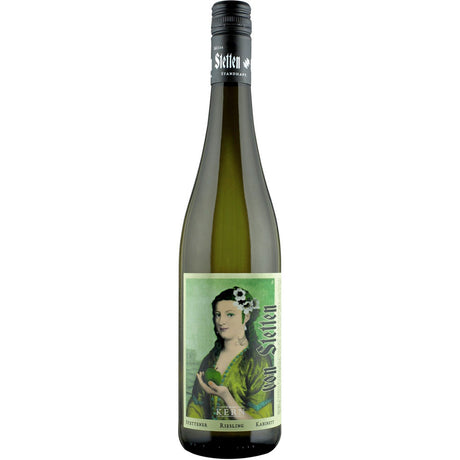 Eine hohe grüne Weinflasche mit einem Etikett, auf dem eine Frau in Grün abgebildet ist, mit der Aufschrift Wilhelm Kern Jungfrau von Stetten Riesling Kabinett 2024, die auf die deutsche Herkunft dieses hervorragenden Riesling Kabinetts von Wilhelm Kern hinweist.