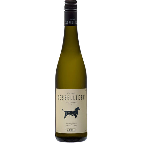 Eine Flasche Wilhelm Kern Pragdaggel Chardonnay trocken 2023 mit Schraubverschluss und einem Etikett mit einer schwarzen Hundesilhouette.