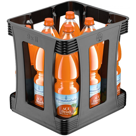 Neun 1-Liter-Flaschen „Wittmannsthaler ACE Orange Mango“, praktisch verpackt in einer PET-Kiste, bieten eine erfrischende ACE-Geschmacksmischung – ideal für alle, die Lust auf ein tropisches Getränk der renommierten Marke Wittmannsthaler haben.