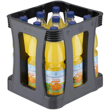 Eine Kiste „Wittmannsthaler Toococ Orange PET (EINWEG)“ mit neun 1-Liter-Flaschen natürlich köstlichem Orangensaft – ideal, um den erfrischenden Geschmack der Orangenlimonade zu genießen, die mit Schwarzwald-Mineralwasser zubereitet wird.